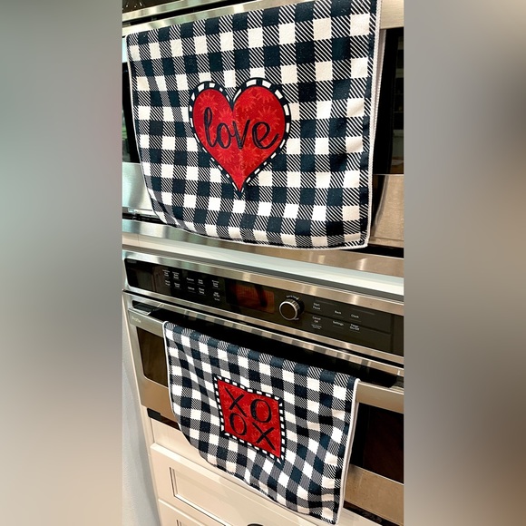 NIP SET of 2 Towels-heart & XOXO kitchen/bathroom - Picture 3 of 7